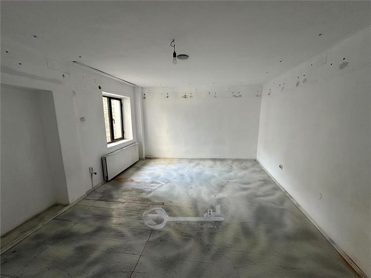 Casă cu 11 camere cu Teren 512 Mp în Târgu Cucu