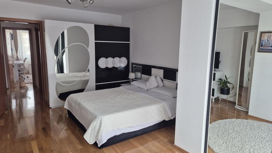 Apartament cu 4 camere decomandat în Central