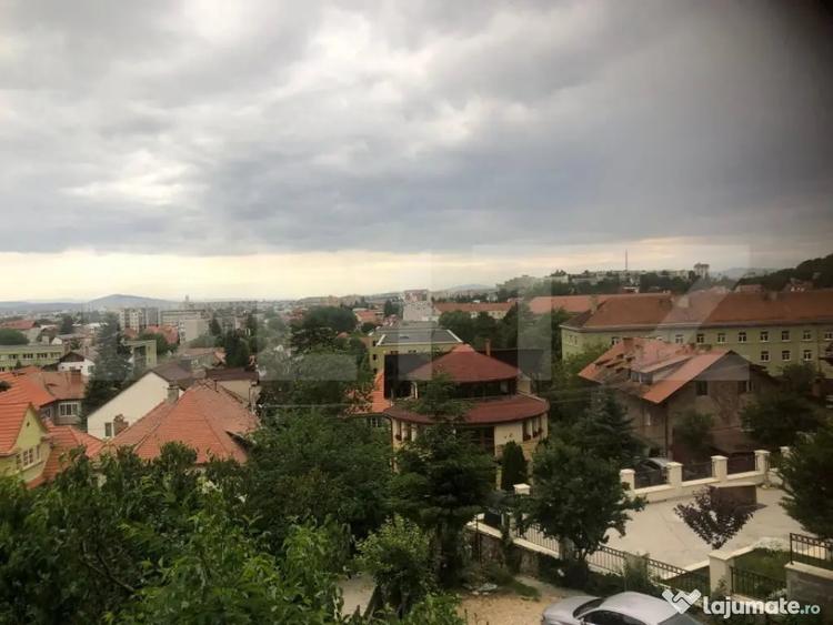 Casă cu 10 camere cu Teren 1056 Mp în Dealul Cetății