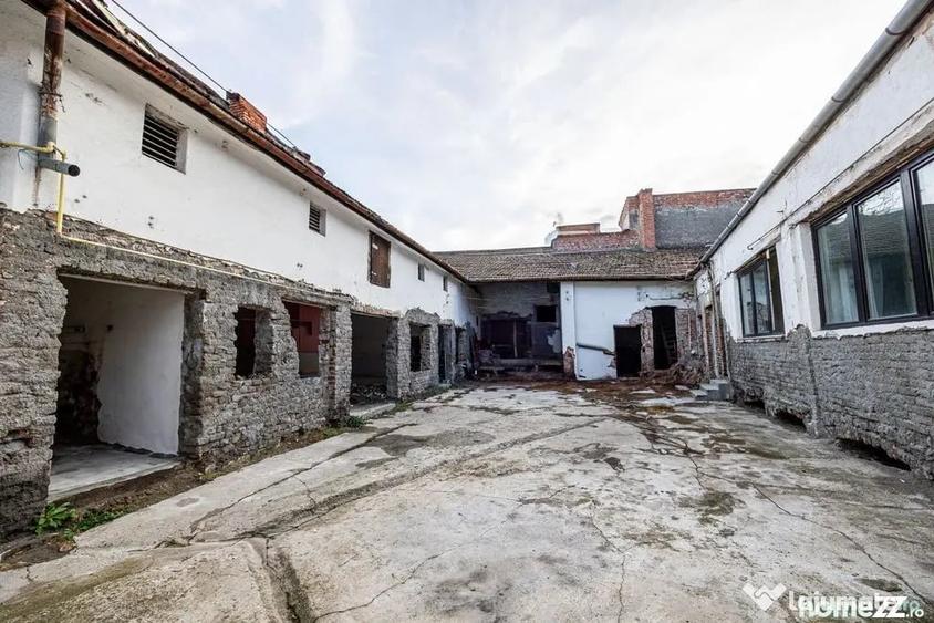 Casă cu 12 camere cu Teren 565 Mp în Ultracentral