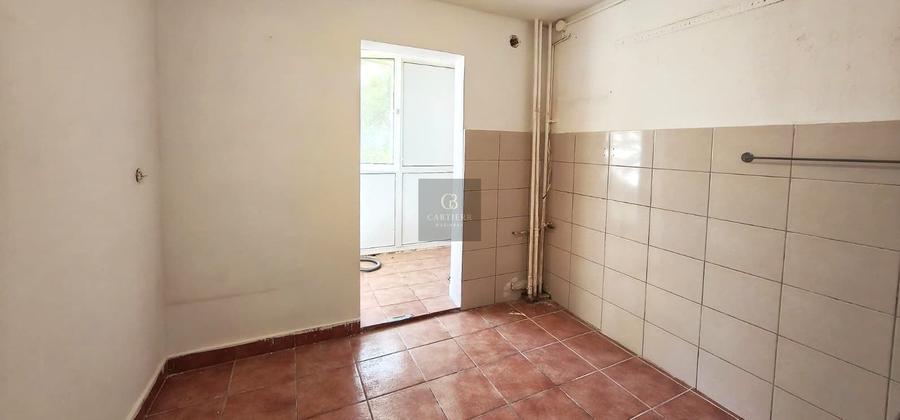 Apartament cu 3 camere semidecomandat în Titan