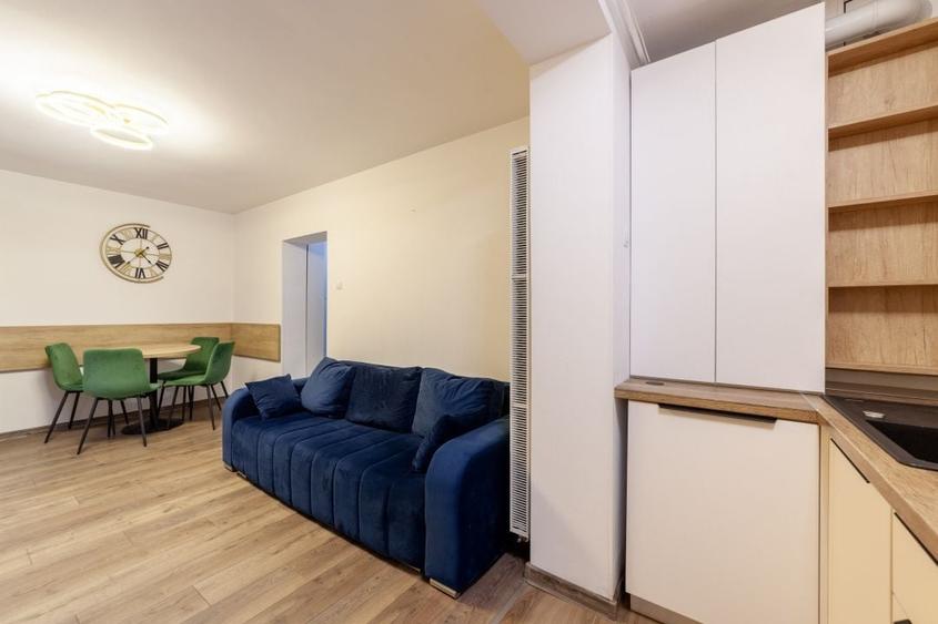 Apartament cu 3 camere semidecomandat, mobilat în Calea București