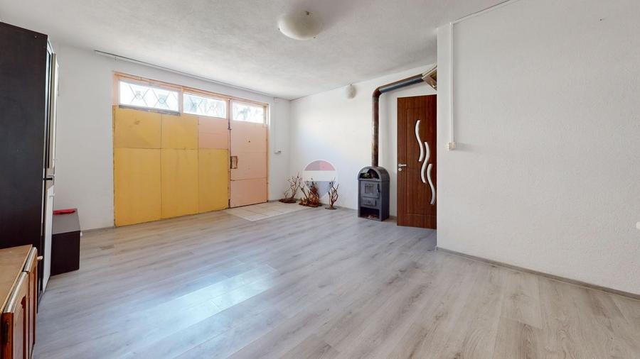 Apartament cu 3 camere semidecomandat, mobilat în Florilor