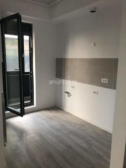 Apartament cu 3 camere semidecomandat în 13 Septembrie