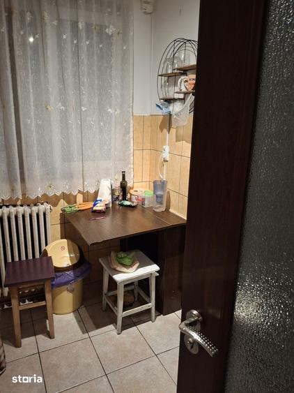 Apartament cu 3 camere semidecomandat în Giulești