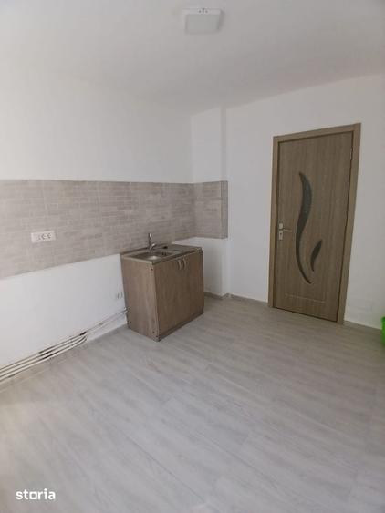 Apartament cu 3 camere decomandat în Parincea