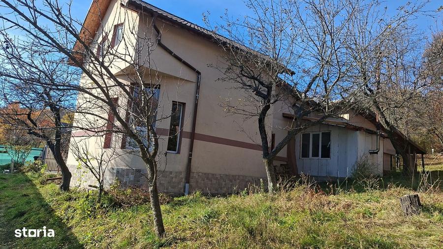 Casă cu 6 camere semidecomandat cu Teren 1400 Mp în Central
