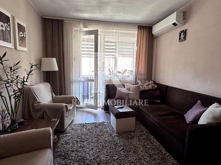 Apartament cu 3 camere semidecomandat, mobilat în Central