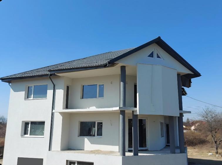 Casă cu 4 camere în Calea Moldovei
