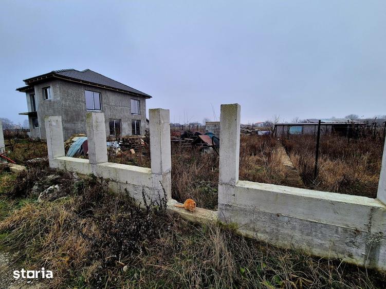Casă cu 5 camere cu Teren 500 Mp în Stupini