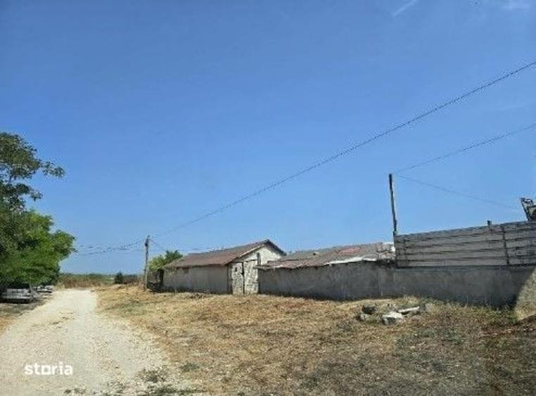 Casă cu 2 camere cu Teren 1722 Mp în Vadu