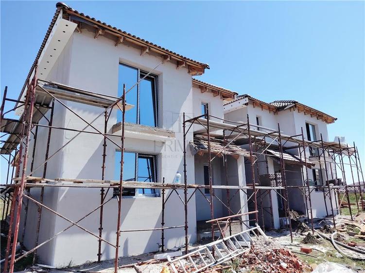 Duplex cu 4 camere cu Canalizare în Moșnița Veche