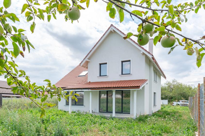 Casă individuală cu 5 camere cu Canalizare în Stupini