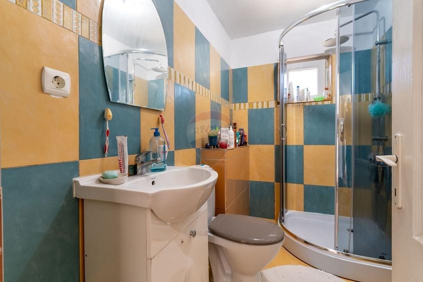 Casă individuală cu 7 camere cu Teren 657 Mp în Central