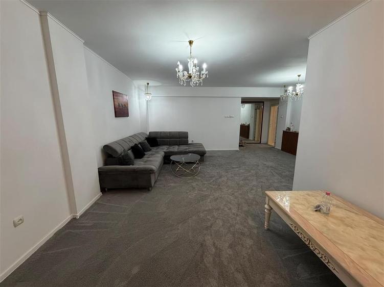Apartament cu 3 camere decomandat, mobilat în Central