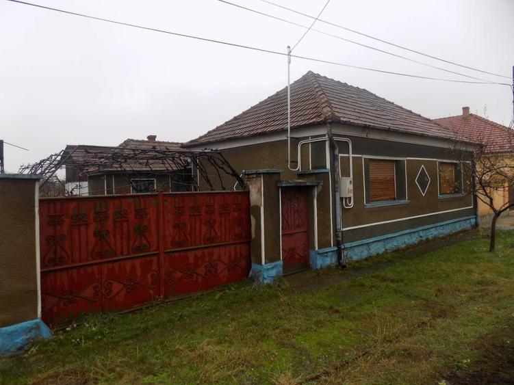Casă cu 4 camere în Sântandrei