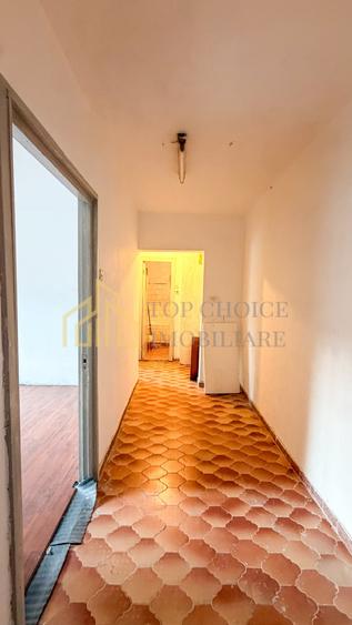 Apartament cu 3 camere semidecomandat, mobilat în Tei