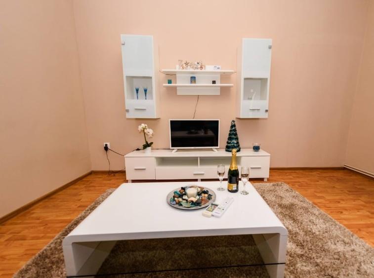 Apartament cu 3 camere decomandat, mobilat în Central