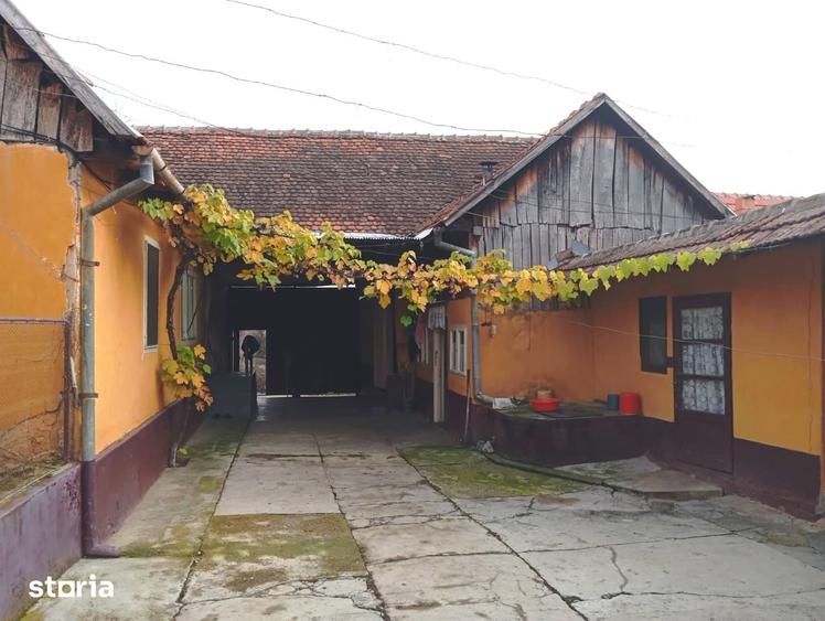 Casă cu 4 camere cu Teren 1200 Mp în Buteni