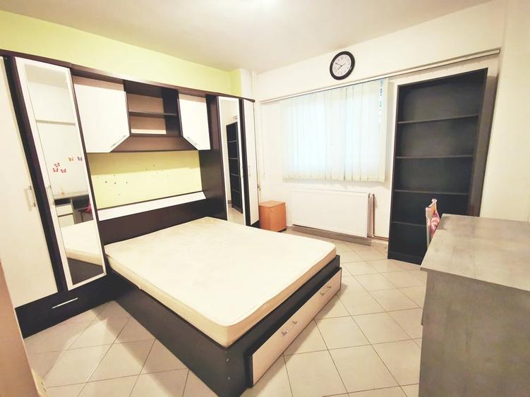 Apartament cu 3 camere decomandat în Păcii
