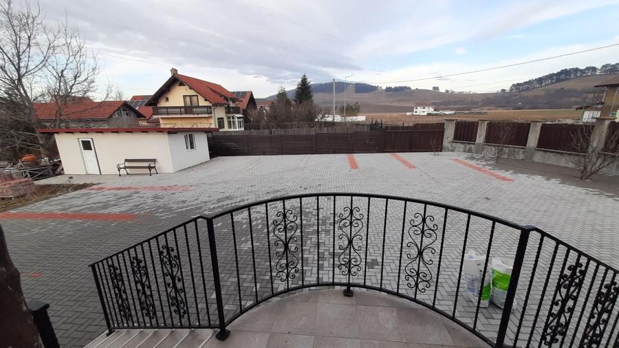 Casă individuală cu 17 camere cu Canalizare în Sânpetru
