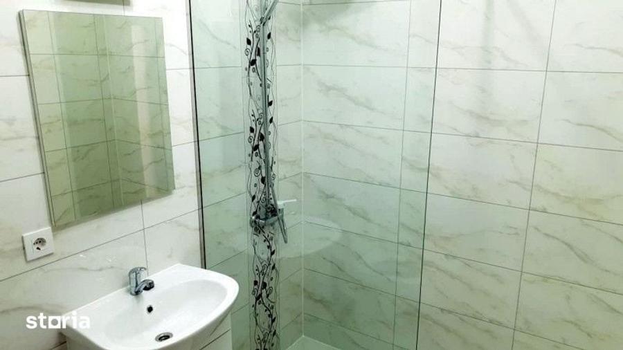 Apartament cu 3 camere semidecomandat în Florești