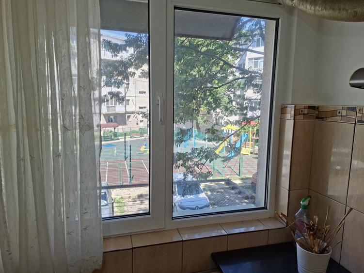 Apartament cu 3 camere decomandat în Racova