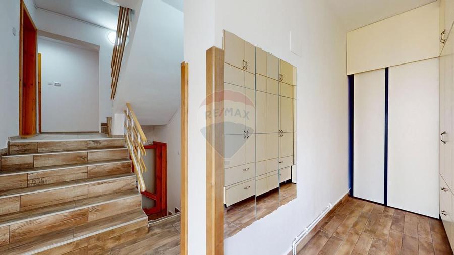 Casă individuală cu 10 camere cu Teren 710 Mp în Central