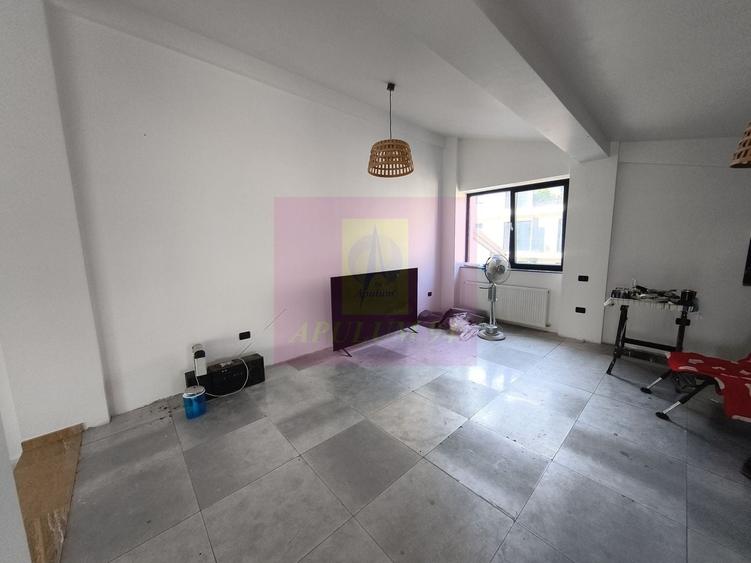 Casă individuală cu 6 camere cu Canalizare în Barbu Văcărescu