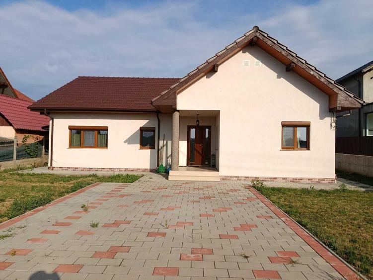 Casă cu 4 camere decomandat în Sânnicoară