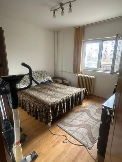 Apartament cu 4 camere semidecomandat în Olteniței