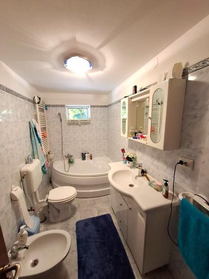 Casă cu 7 camere cu Canalizare în Vest