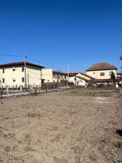 Casă individuală cu 5 camere cu Teren 1500 Mp în Central
