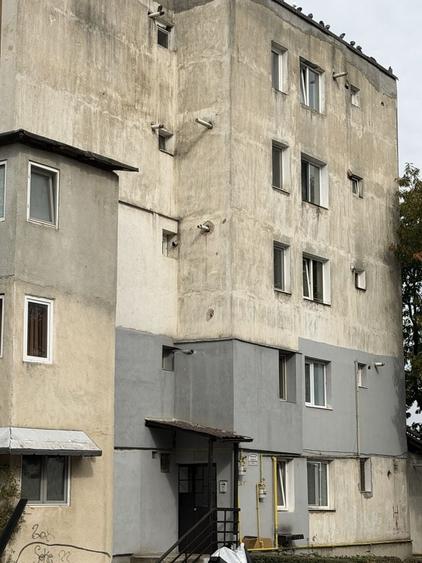 Apartament cu 3 camere semidecomandat în Războieni