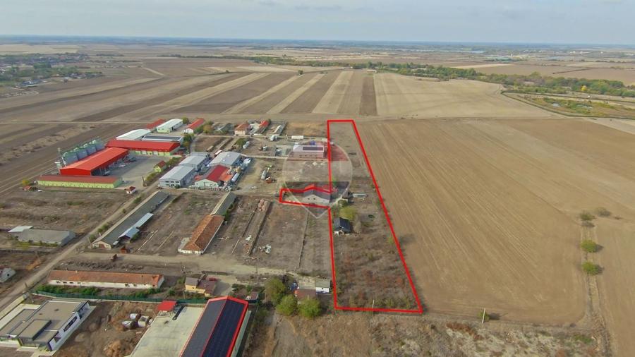 Casă individuală cu 5 camere cu Teren 12500 Mp în Tărian