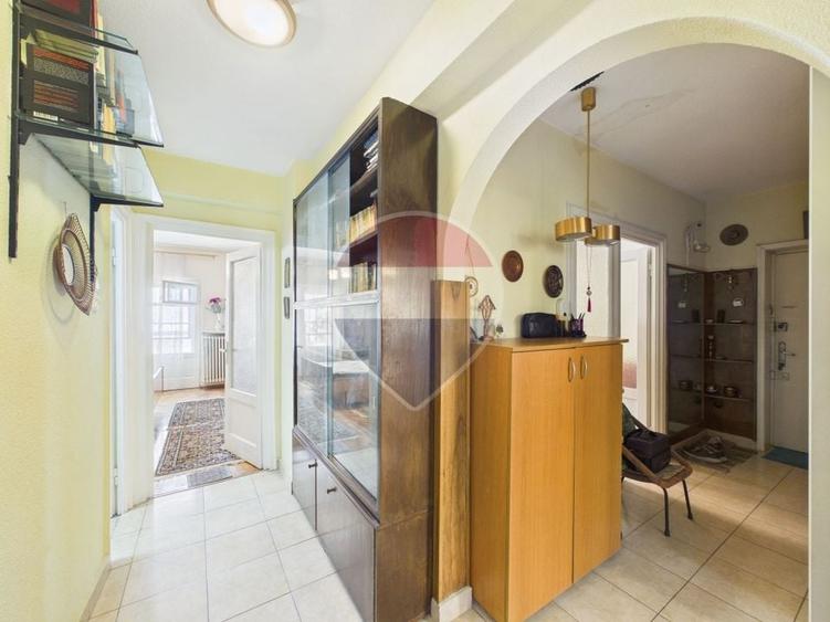 Apartament cu 3 camere decomandat în Amzei