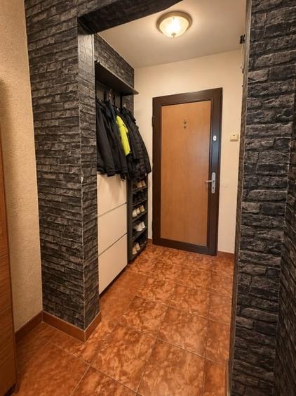 Apartament cu 3 camere semidecomandat, mobilat în Lujerului