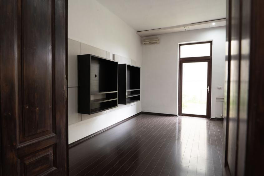 Casă individuală cu 10 camere cu Canalizare în Central