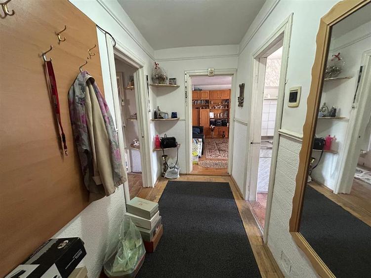 Apartament cu 4 camere decomandat în Central