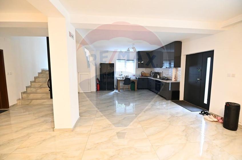 Hotel/Pensiune, de 342 mp, în Baia de Fier