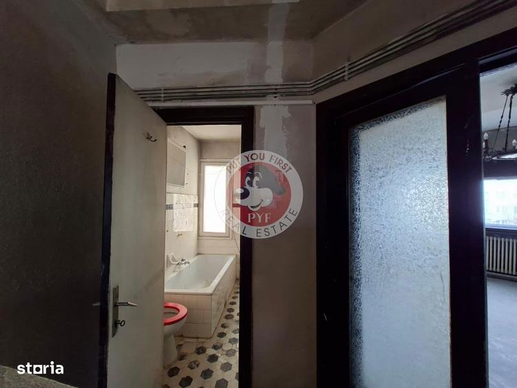 Apartament cu 5 camere semidecomandat în Victoriei