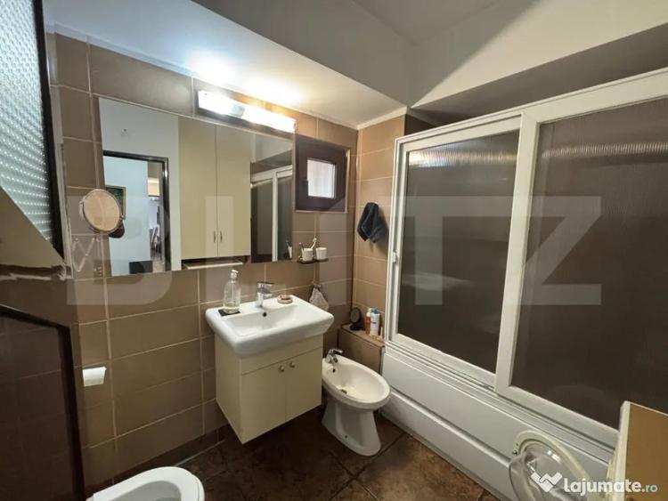 Apartament cu 3 camere decomandat, mobilat în Cetate