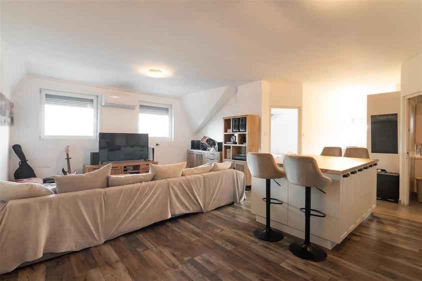 Apartament cu 3 camere decomandat în Paleu