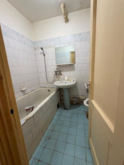 Apartament cu 3 camere semidecomandat în Calea București