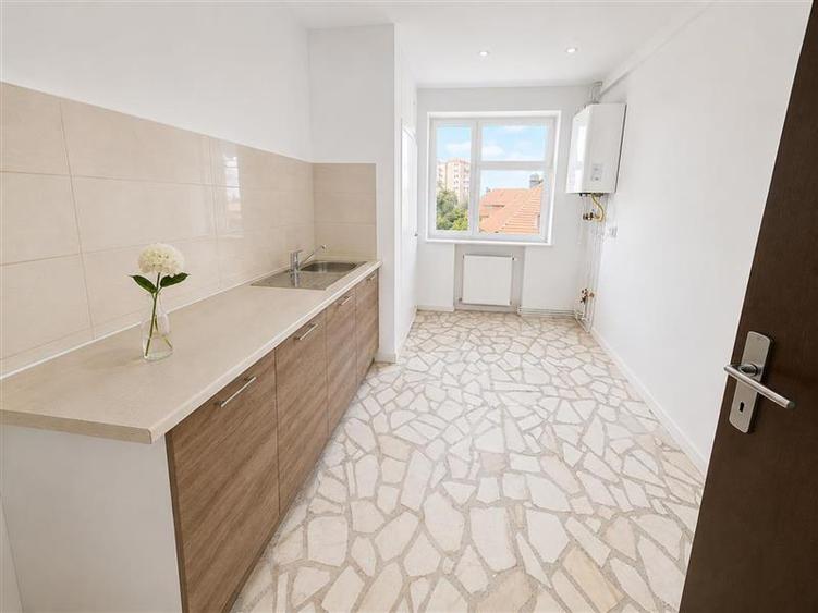 Apartament cu 4 camere decomandat în Central