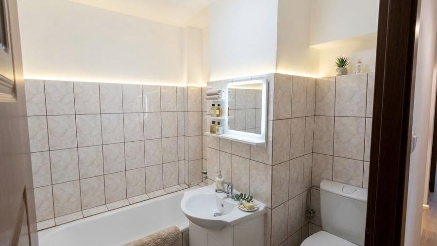 Apartament cu 3 camere semidecomandat, mobilat în P-ța Rosetti