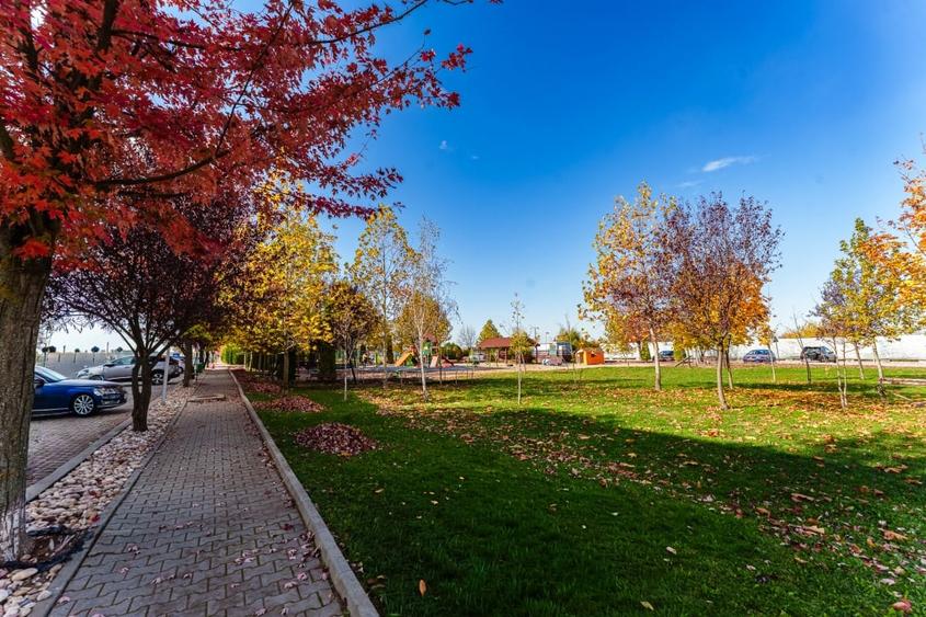 Apartament cu 4 camere decomandat, mobilat în Băneasa