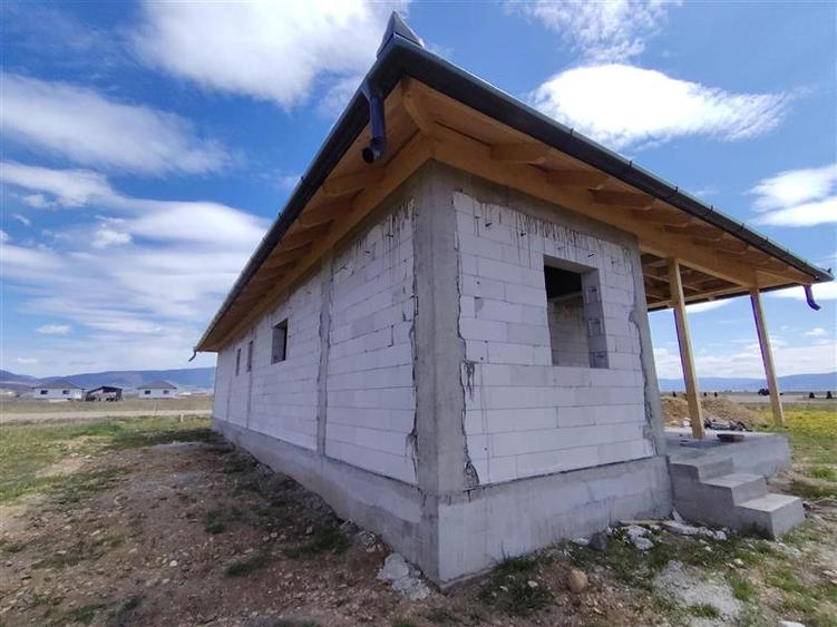 Casă individuală cu 4 camere cu Canalizare în Lăzarea