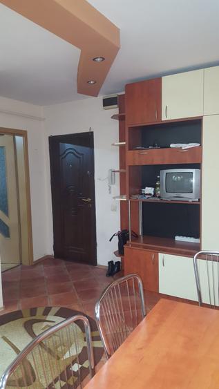 Apartament cu 3 camere semidecomandat în Lunei