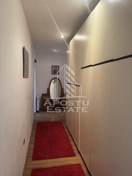 Casă individuală cu 7 camere cu Canalizare în Ghiroda
